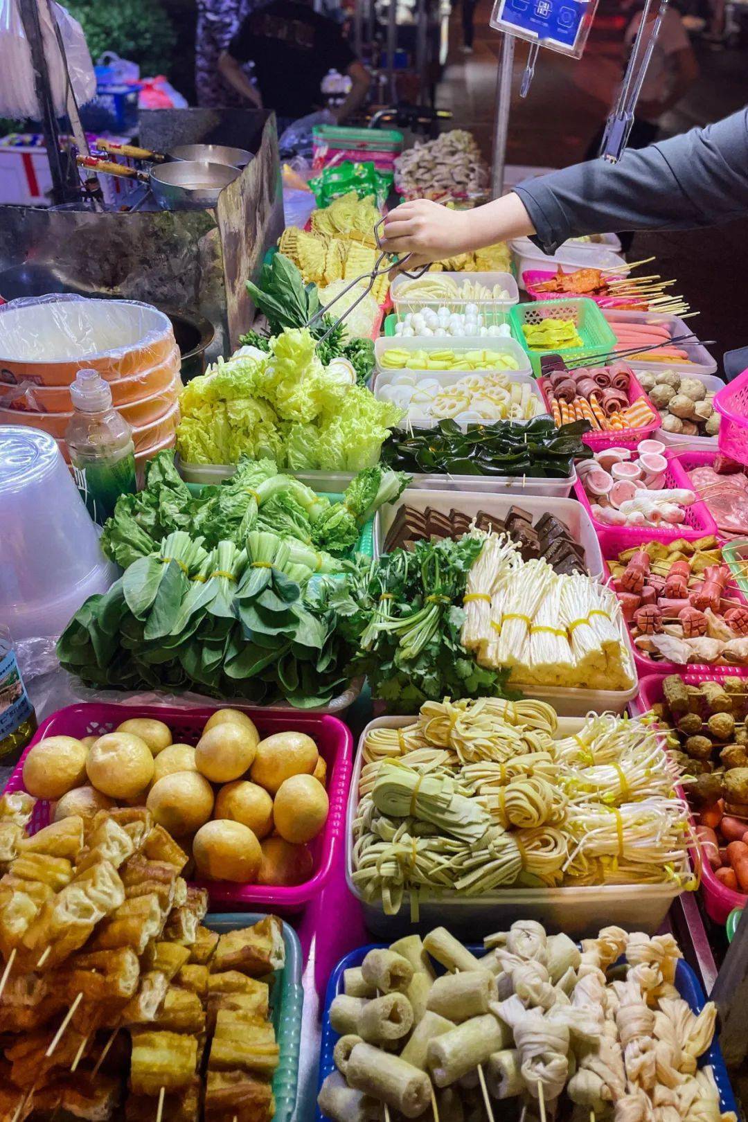 拒不完全统计,总共有近20家路边摊出席.