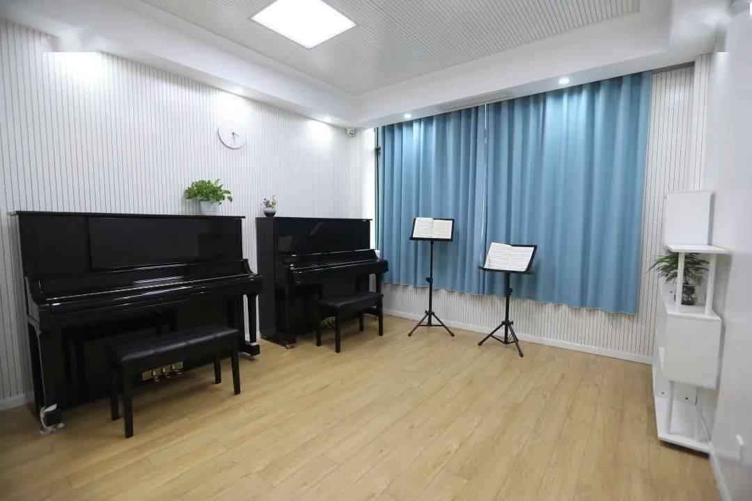 双钢琴教学琴房音专教室高校规格两层琴房此外,长征音乐班还有严谨有