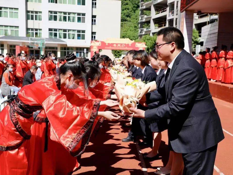 镇坪县高级中学校长图片