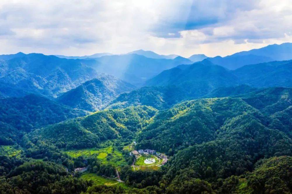 為勇攀高峰者點贊_雲門山_旅遊區