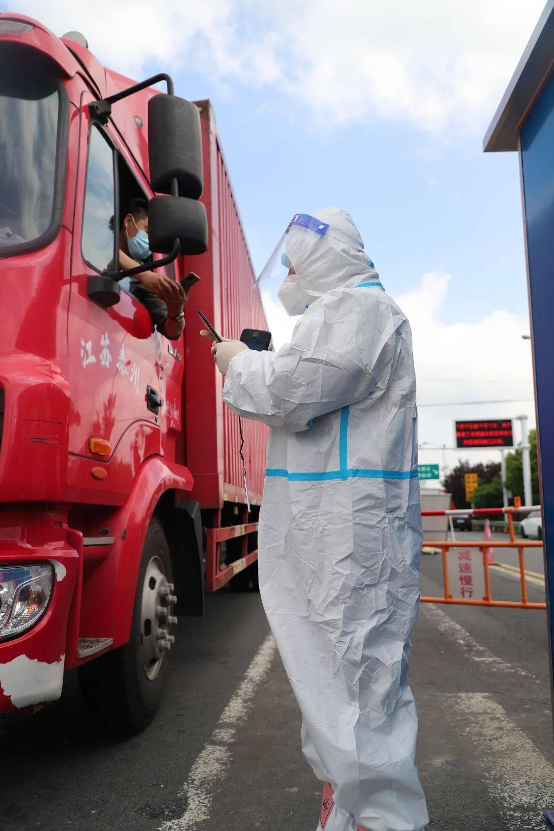 实拍高邮交警大白坚守疫线