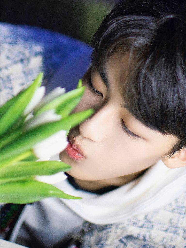 何洛洛最新写真曝光手拿郁金香光影幢幢勾勒少年模样