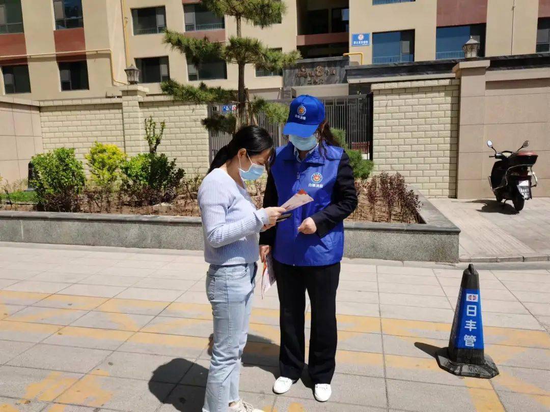 防灾减灾蓝马甲消防志愿者在行动进社区送上防火锦囊