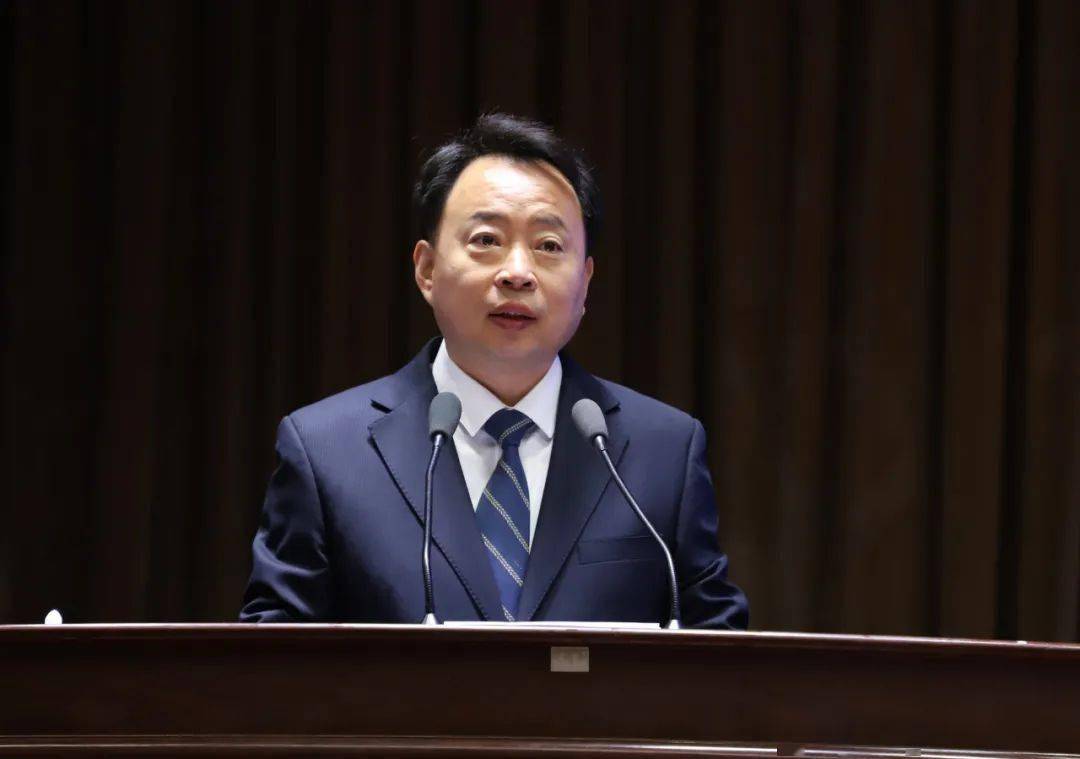 包华在讲话中指出,发展是硬道理,工业是硬实力,要在突破工业经济上