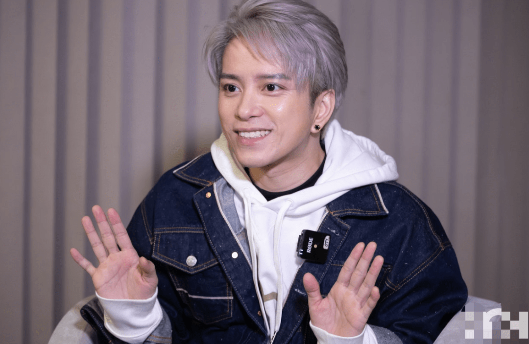 竟是痴情男张彦博为挽留对方每日同一地方等爱人出现