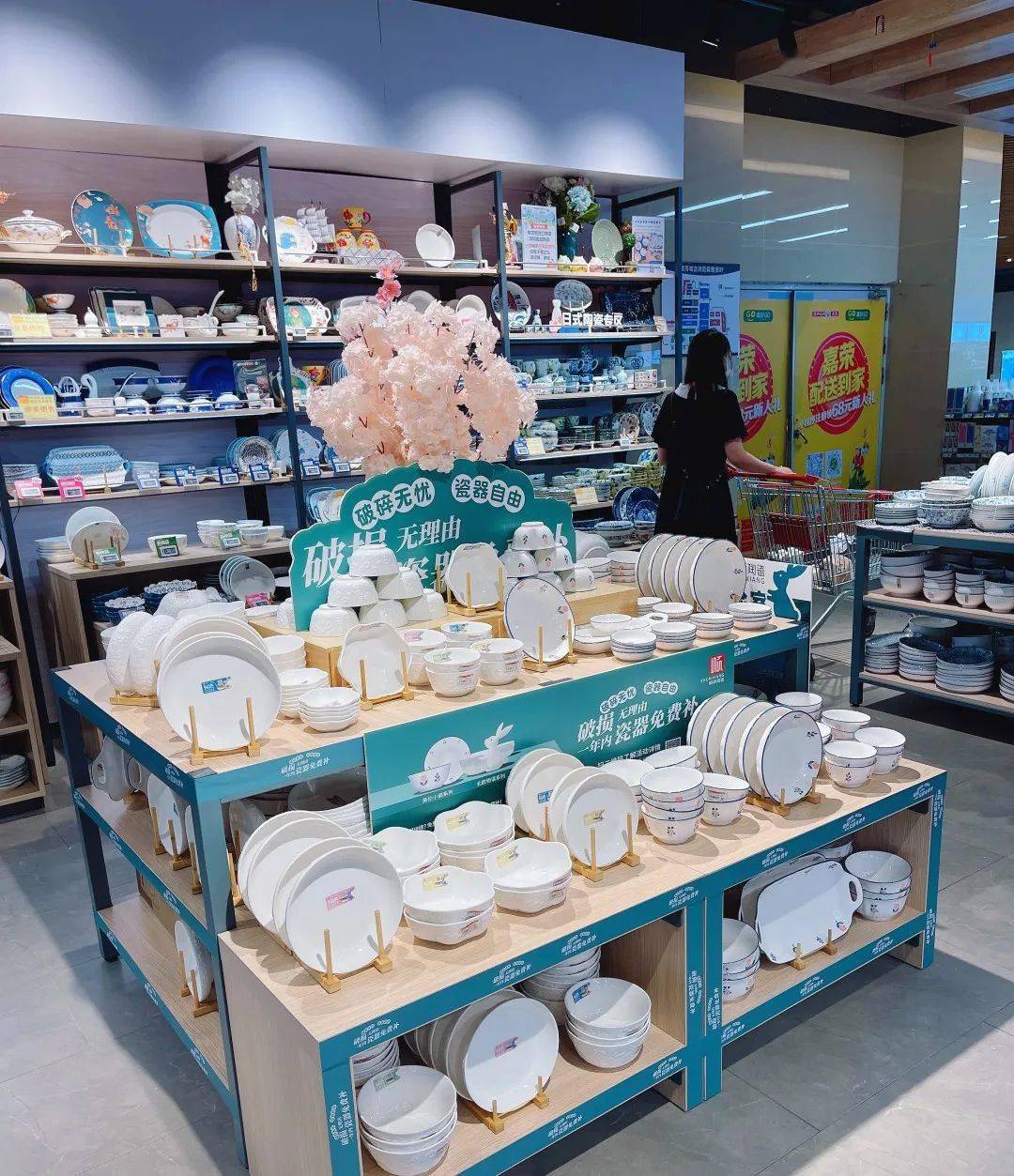 超市陶瓷场景化陈列更具生活氛围!