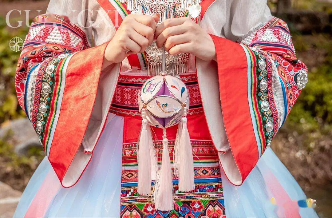 今天,想把八桂风物里最美好的寓意,都送给她……_绣球_壮锦_靖西