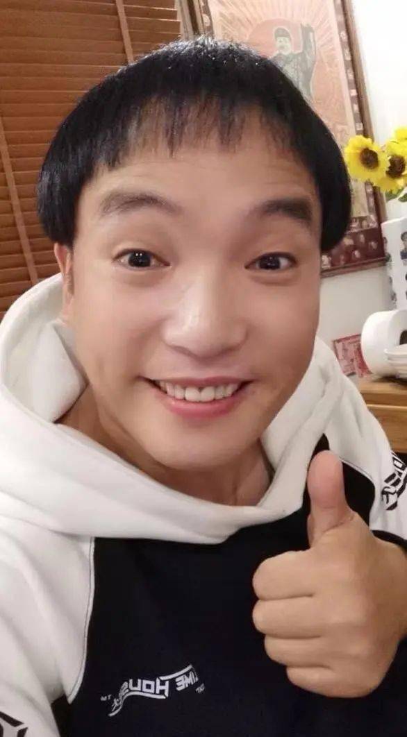 可就是这样一个外形平平的喜剧小演员,前后两任