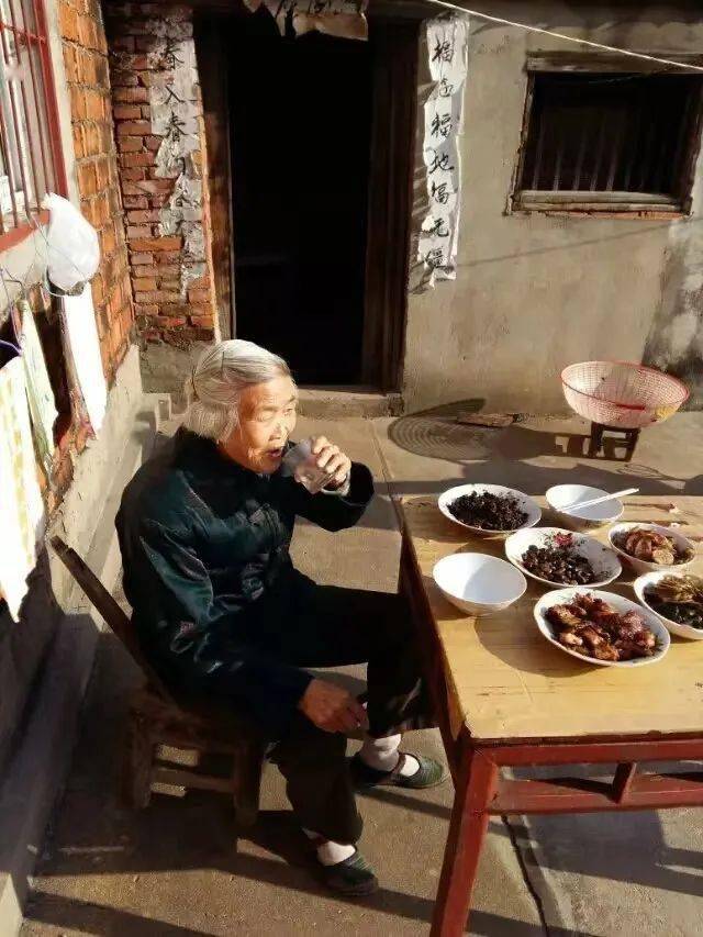 慈母倚门情,游子春城行.举头望楚天,南北总关心.