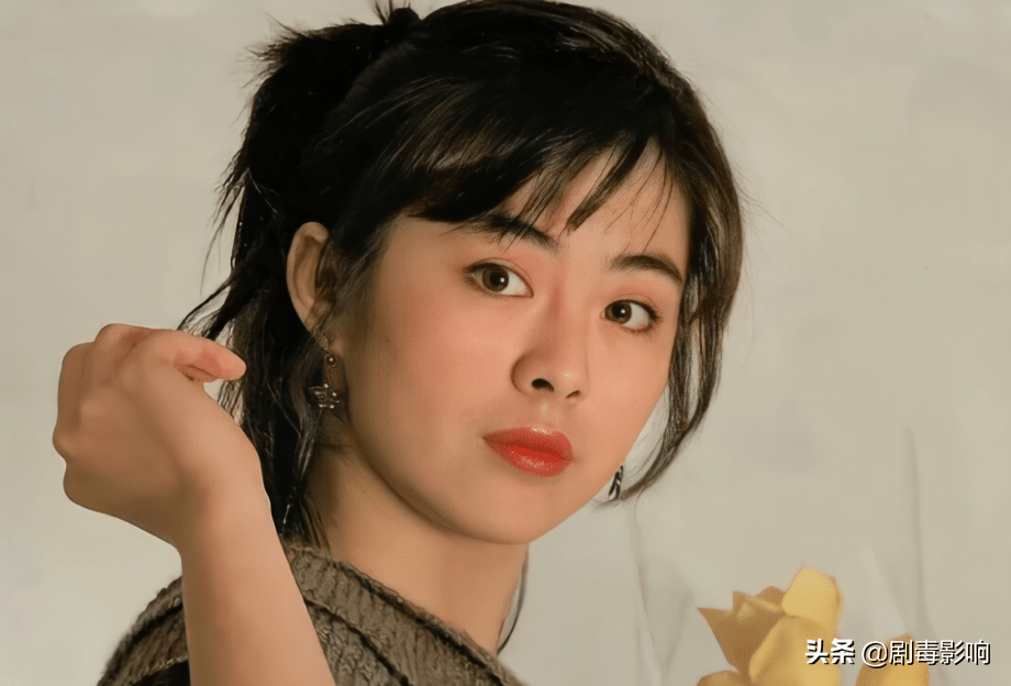 由于王祖贤生于宝岛,外形清丽动人的她对日本人有着极强的吸引力,他们