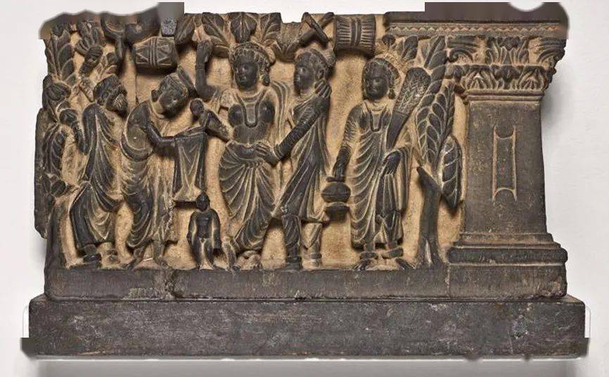 尊雕刻精美的一千八百多年前的浮雕像出自古印度贵霜时期的犍陀罗地区