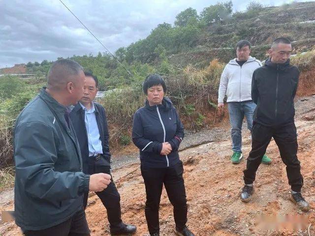 今天凌晨昭阳区布嘎乡遭遇大风冰雹灾害,政府部门及时开展调研指导