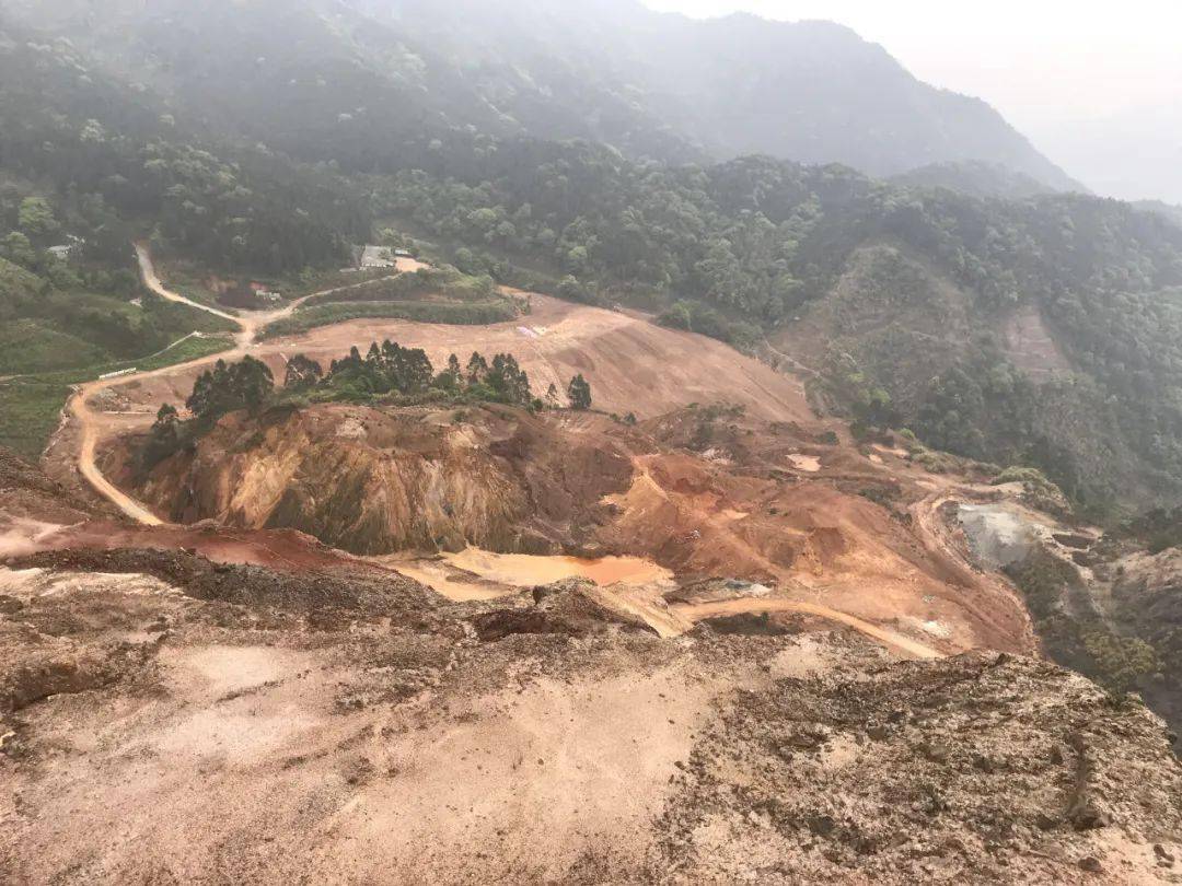 因物理性质差,形成的排土场和露采边坡,大宝山矿在开采过程中近年来