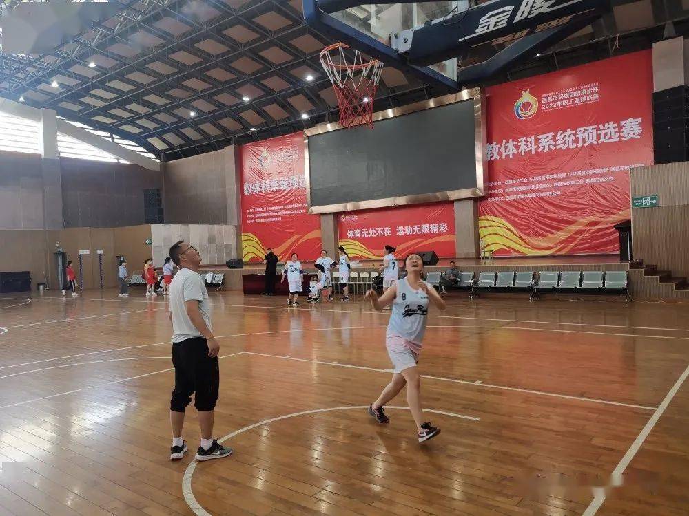 看铿锵玫瑰向梦想投篮写给西乡中学女子篮球队