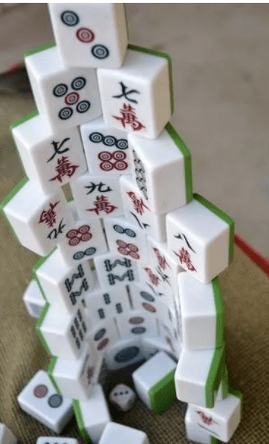 面对这难度极大的建材,最好的选择就是垒金字塔,上一层比下一层少一个