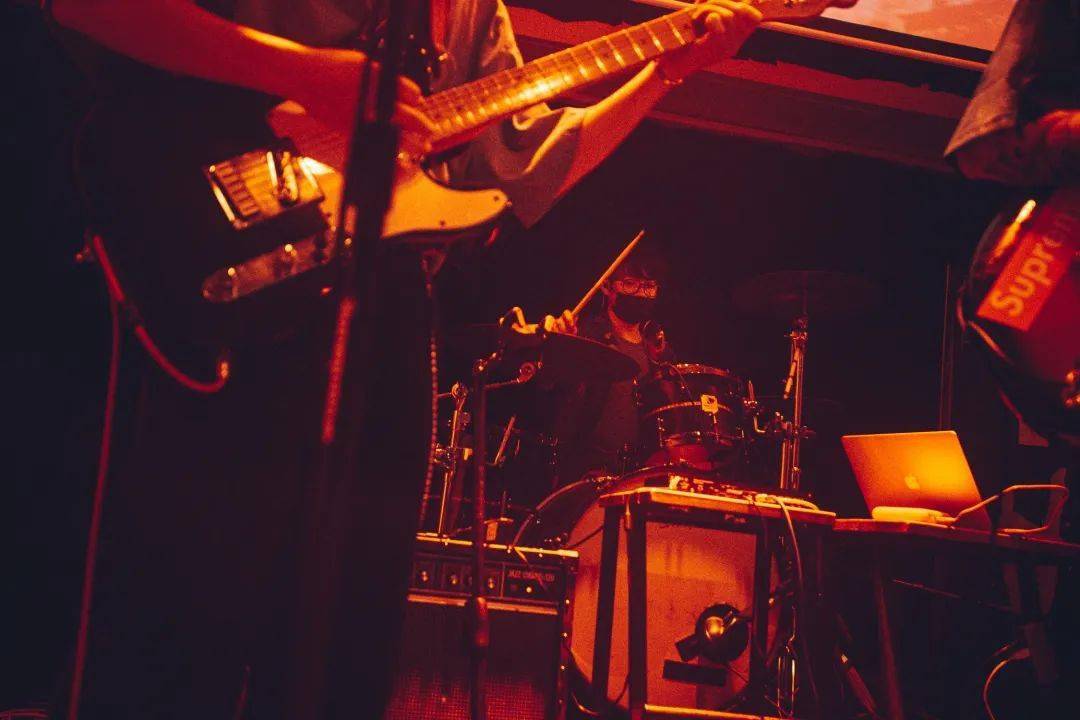 就这样到了2018年,在明确自己想要什么,确定了乐队的定位后,双面镜