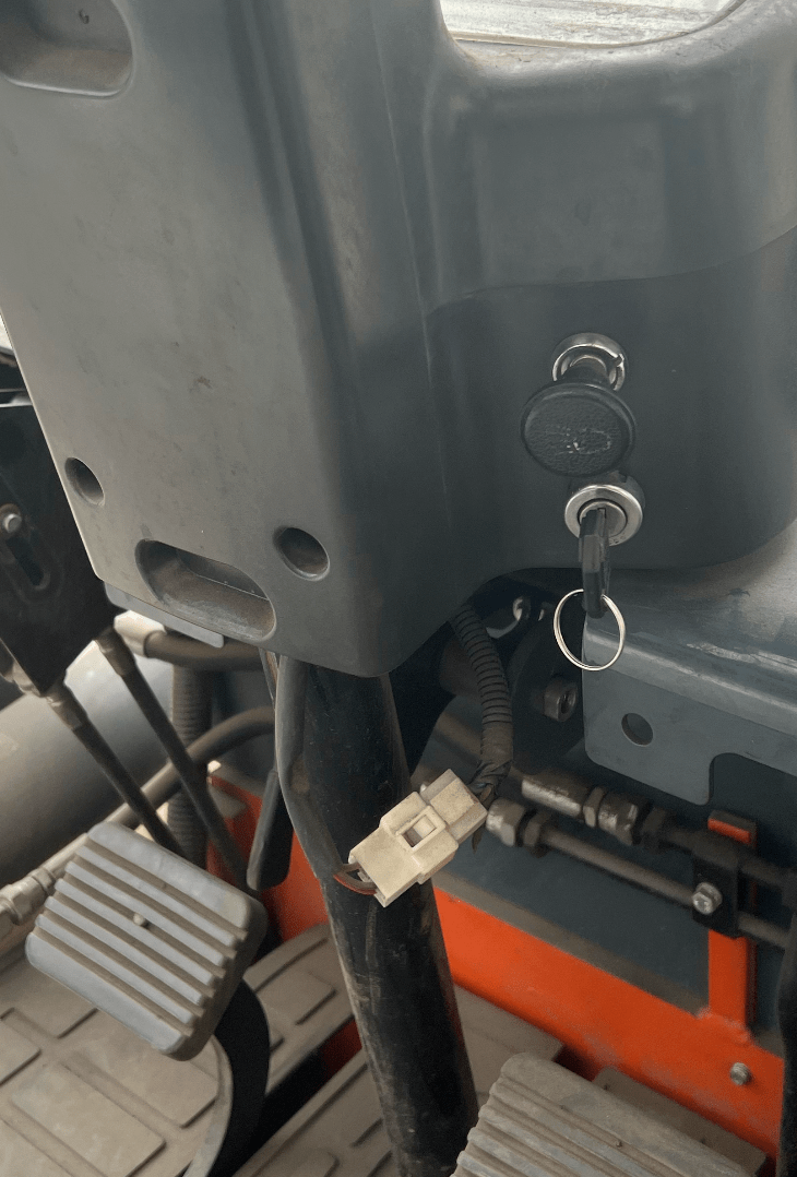 科普:根据《叉车安全操作规程》离开叉车熄火后要拔下钥匙,以免其他