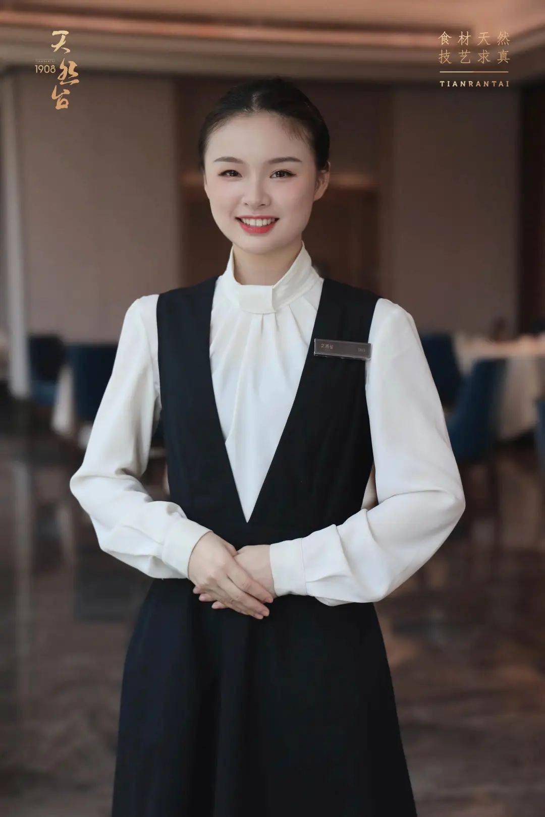 统一组织,邀请知名培训讲师,开展女职工"职业妆"化妆及茶道礼仪培训