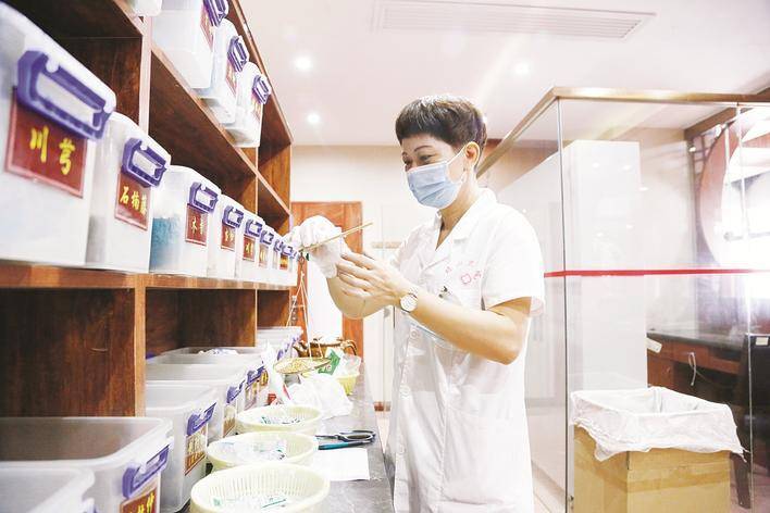 龙海区榜山卫生院中医馆医师正在配药 市卫健委 供图 本报讯（记者 李伟）