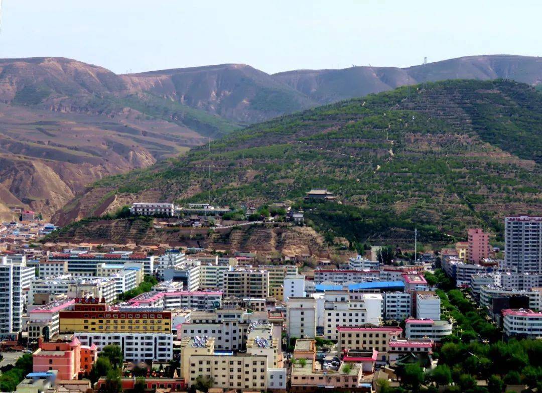 县医院几个字清晰可见▲近10年来,会宁的北城的发展可谓是日新