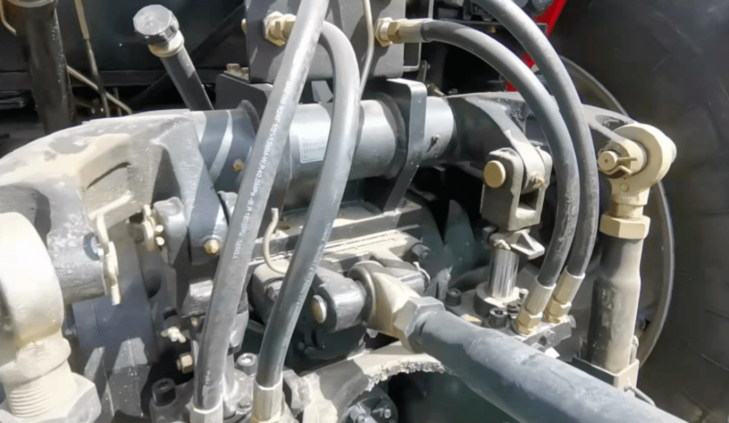 更快提升和挂接,节约作业时间;车架,高强度锰钢加固,让拖拉机跨过田埂