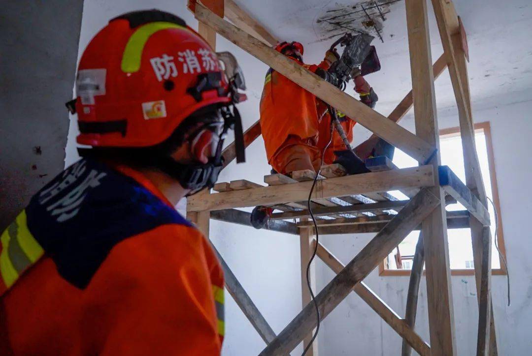 立体向上破拆4向下干净破拆救人3大绳斜下救助2生命迹象搜索1按照"