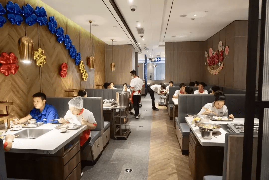 海底捞员工晒工作餐走红饮料水果任意吃网友业内扛把子