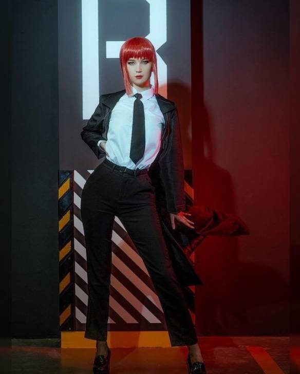 俄正妹电锯人玛奇玛cos性感帅气的西装御姐