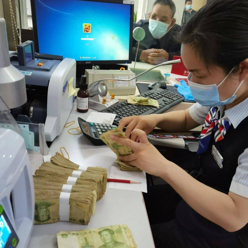 零币兑换无障碍 这两家支行的暖心服务获客户点赞→_老人_零钱_新洲