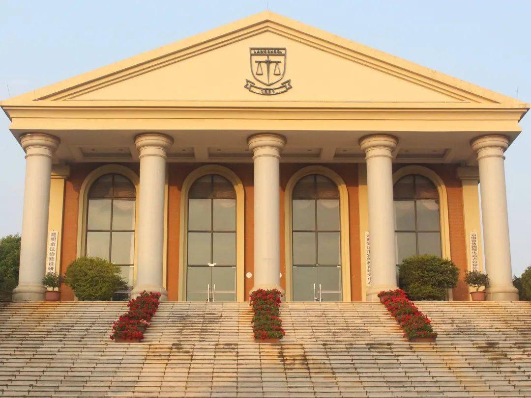 点击图片,出现浮雕标有天平的三角楣与庄严的圆柱似乎在致敬法学的