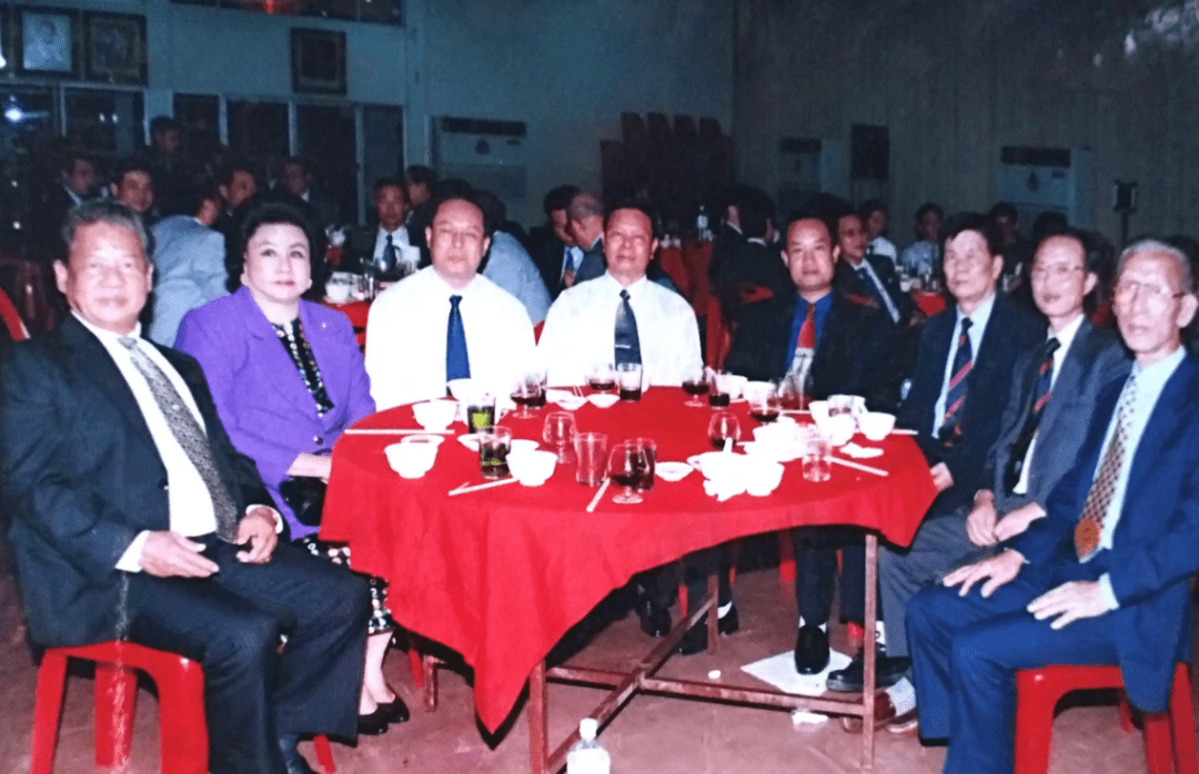 的丈夫,23岁丧夫,独自养3娃,30年做到富甲一方_玉音_周娘美_吴光伟