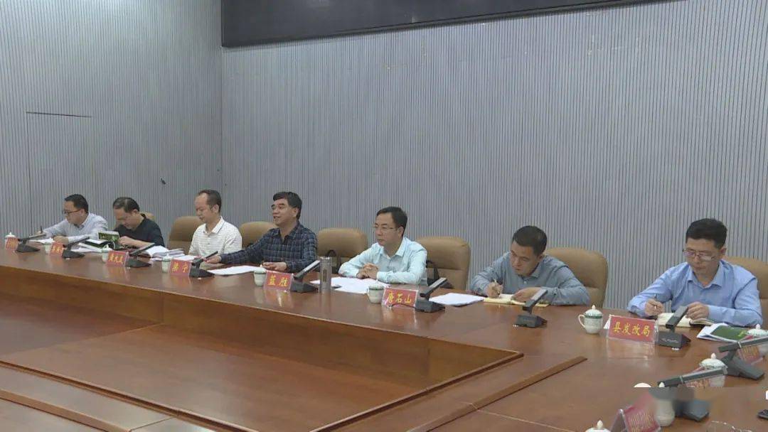 县委常委,县委办主任黄大友,县委常委,副县长唐石山参加会议.