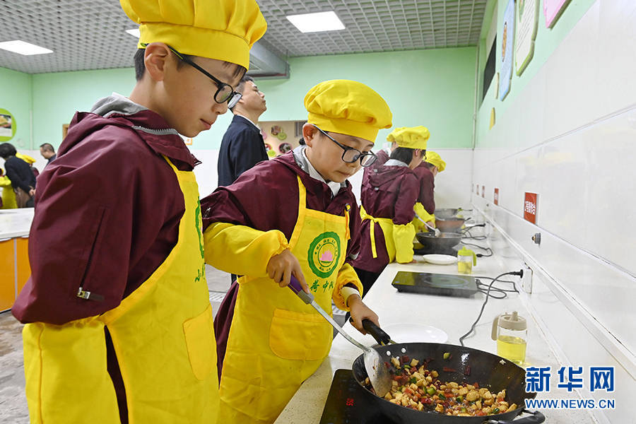 新华网发(孙凯芳 摄)图为重庆市融汇沙坪坝小学现代蚕桑劳动课程基地