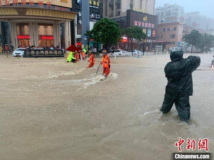 强降雨致粤多地内涝 消防营救疏散486名被困人员救援珠海积水 7710