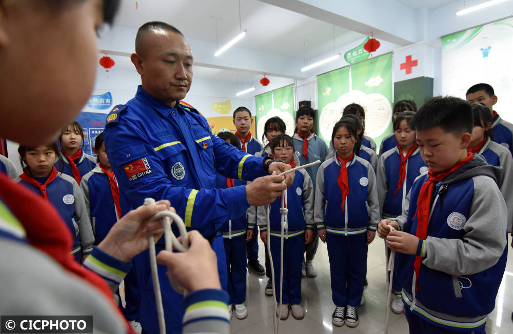 2022年5月10日,河北省张家口市涿鹿县蓝天救援队队员为黑山寺寄宿制