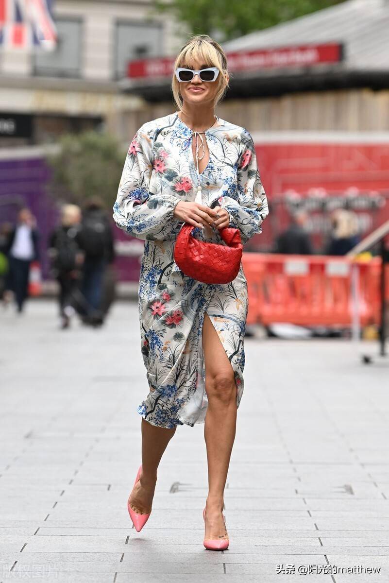 街拍阿什利罗伯茨印花连衣裙红色手袋优雅甜美