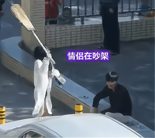 女子当街暴打男朋友,气到当众"脱衣服",网友:不能惯着_女生_男生_男子