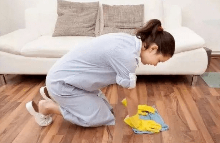 ⒉ 蹲着择菜,擦地——毁膝建议:搬东西时蹲下来,使物体尽量靠近自己的