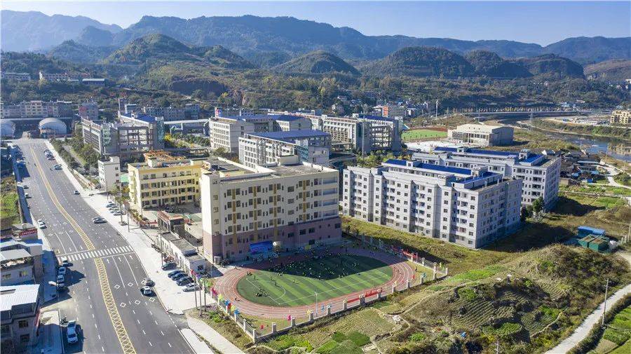 石阡县第二小学学生在操场搬运足球运动设施