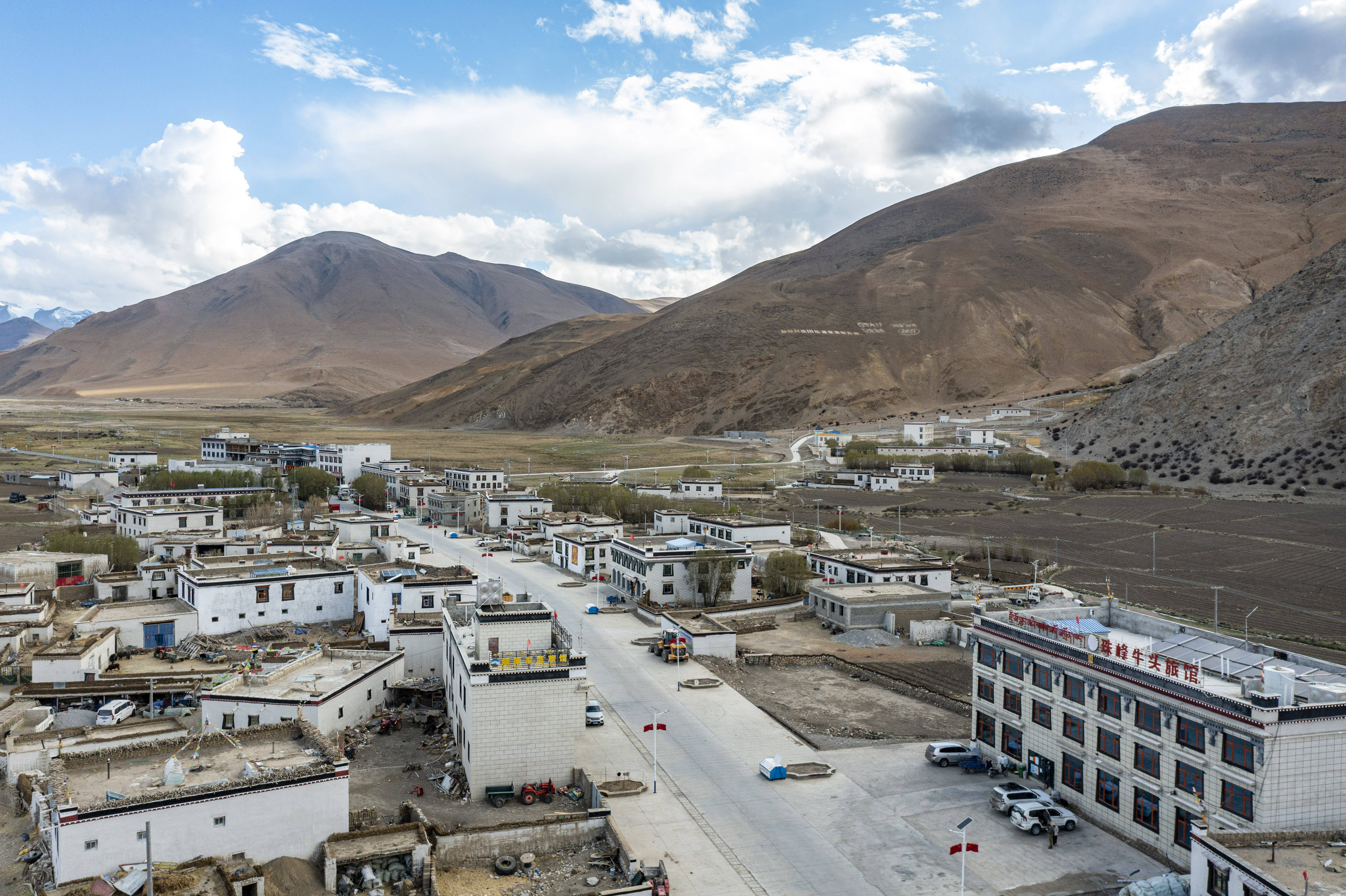 时候西藏日喀则市定日县扎西宗乡出生在距离珠穆朗玛峰最近的行政乡