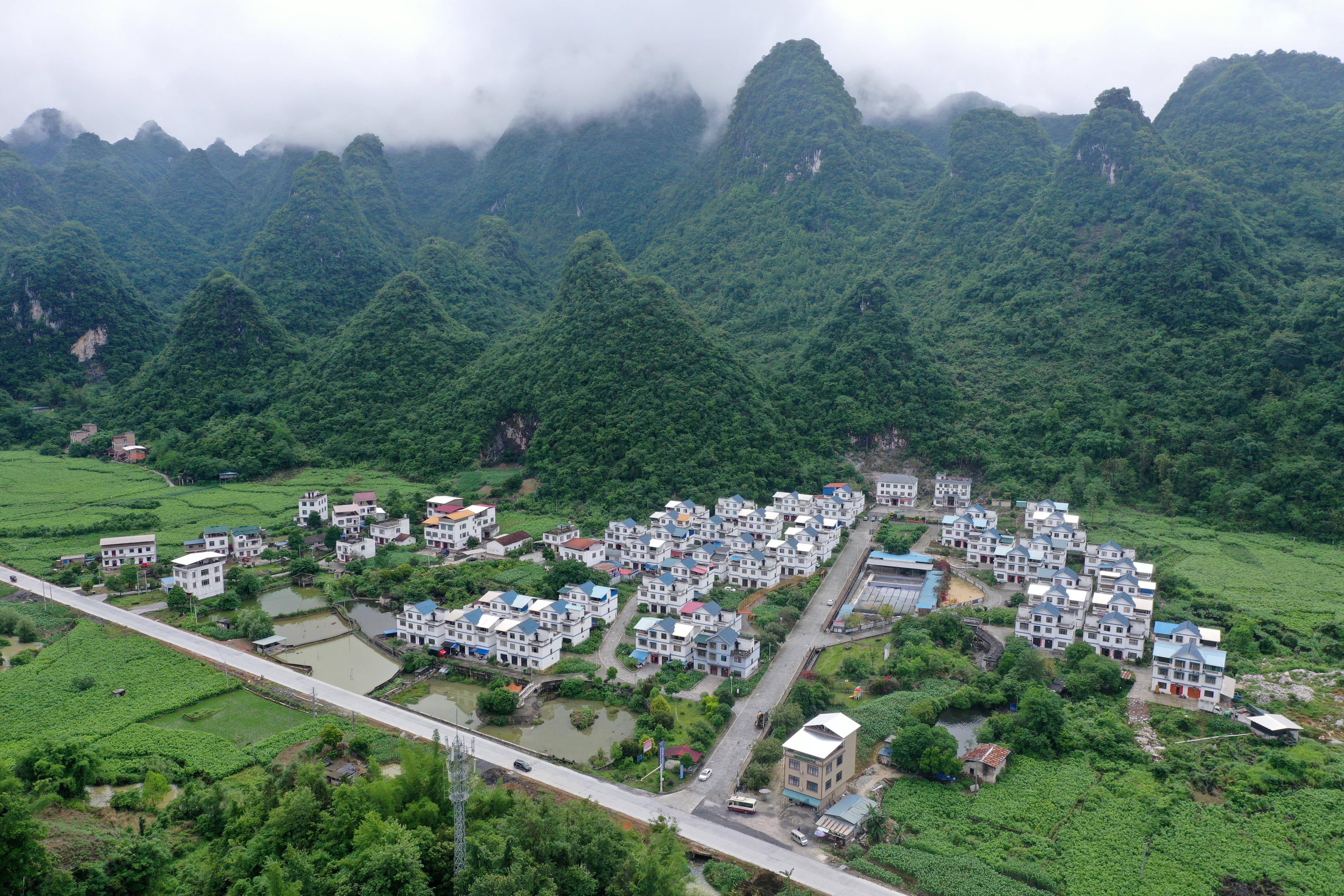 这是广西环江毛南族自治县下南乡乡村风貌(5月11日摄,无人机照片.