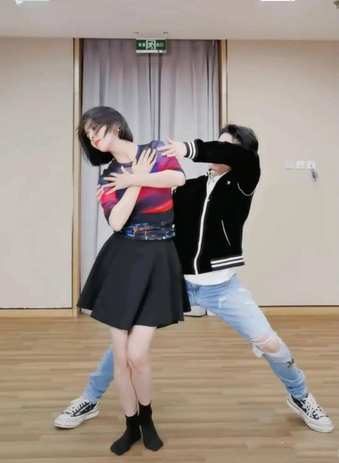 佟丽娅真不避嫌光脚穿短裙同小7岁男伴搂腰跳拉丁舞不怕大导演陈思诚