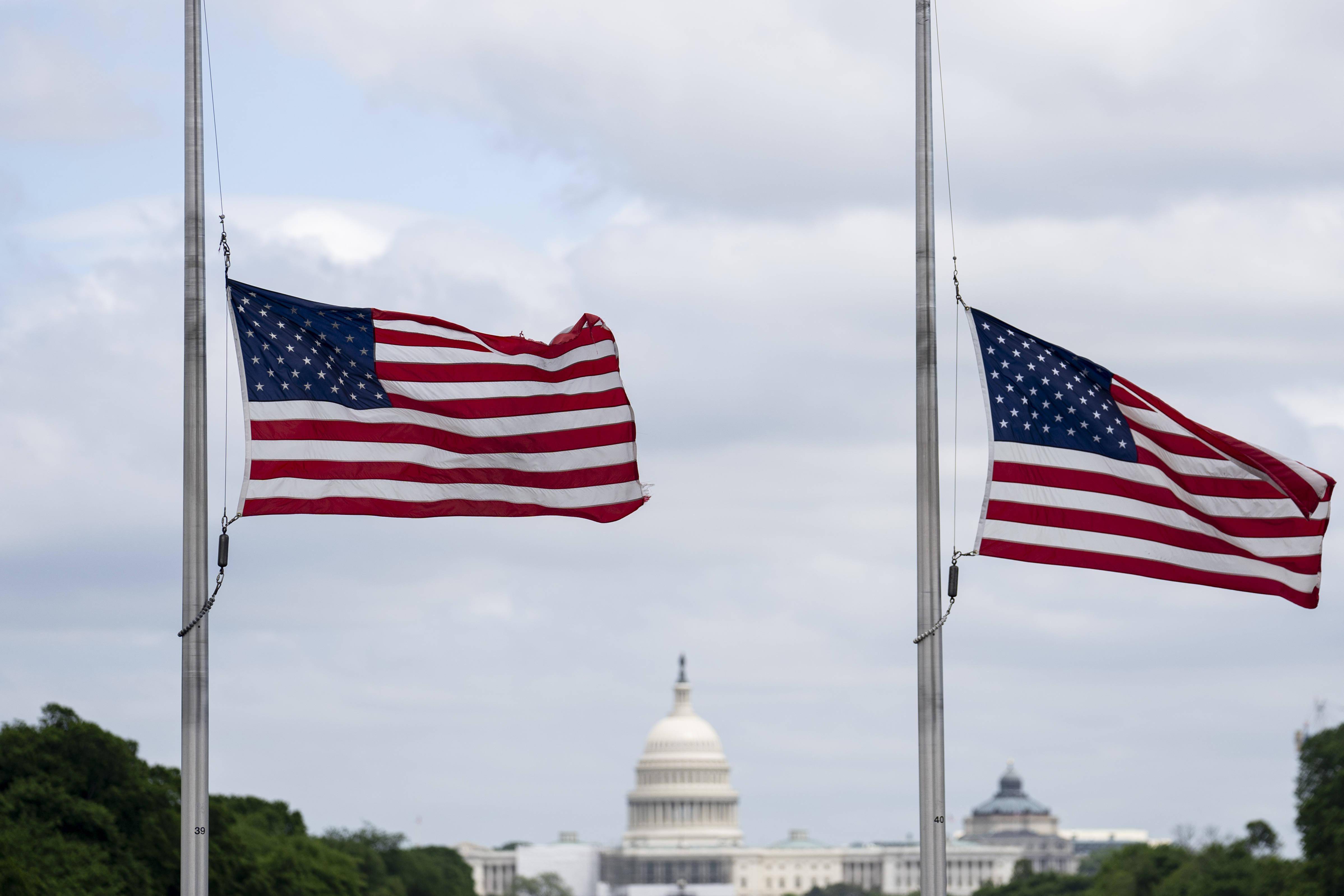美国白宫挂两面旗图片