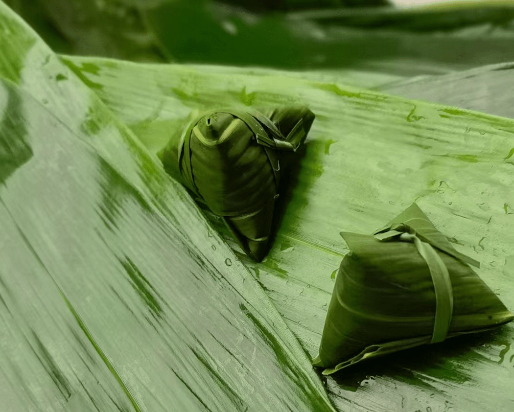 溪水洗淨,沸水蒸煮,自然曬乾.手工包制,一片箬葉包裹6~7克祁紅.