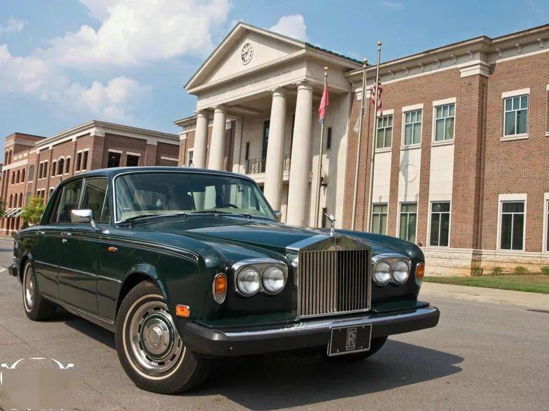 劳斯莱斯银刺的上一代车型是劳斯莱斯银影,产于1965年,于1980年停产