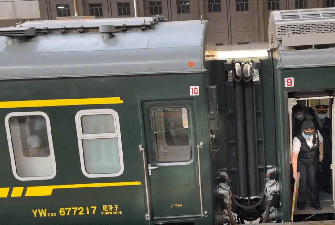 这些老绿皮火车因为年久失修,条件恶劣,车门都关不上