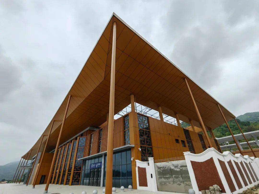 站屹立在这个山城小镇一座崭新的火车站在福建省永春县达埔镇万木葱茏