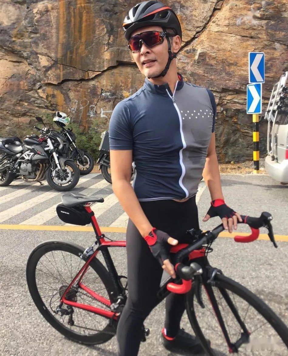 近照胡子拉碴男人味足52岁男星连凯全家定居内地经营化妆培训中心