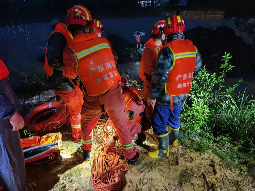 消防队出发救援|迎战暴雨,紧急出动,为爱"逆行"_河口镇_群众_人员