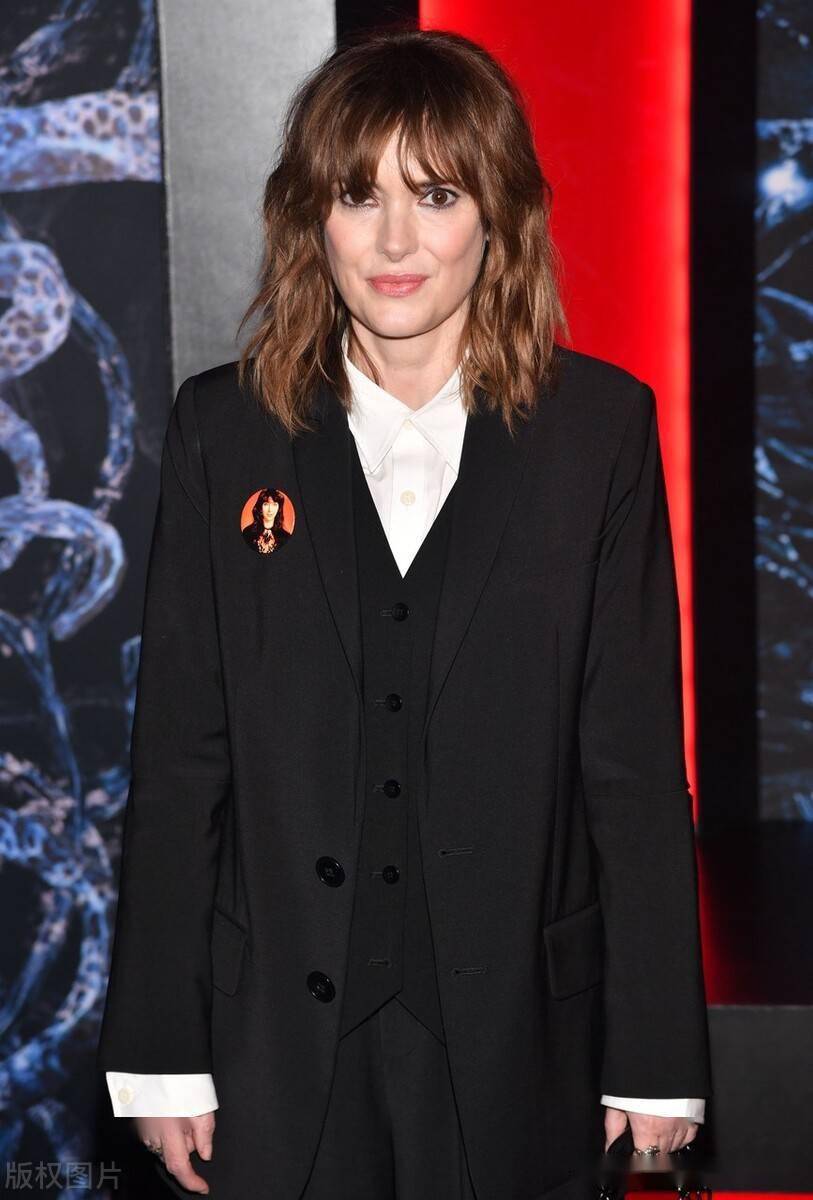 美剧《怪奇物语》第四季纽约首映式薇诺娜-瑞德黑色西装干练率性美剧